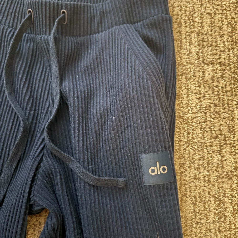 ALO Yoga Muse Sweatpants, navy size small